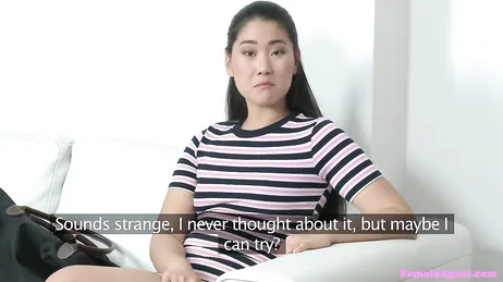 Primeira experiência lésbica para essa asiática... em uma entrevista!!