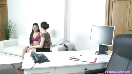 Primeira experiência lésbica para essa asiática... em uma entrevista!!