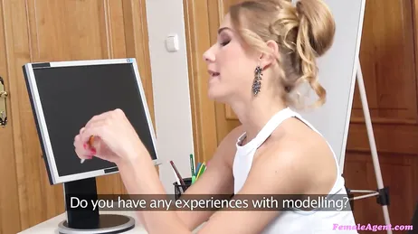 O responsável pelo casting pornô fica impressionado com o pau grande desse cara...