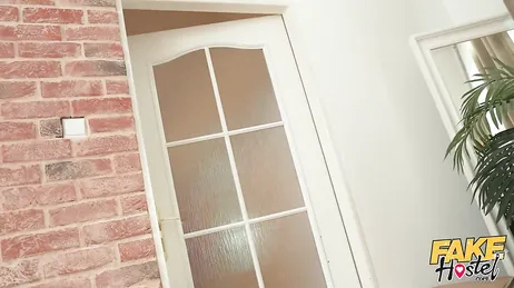 Minha esposa acha que não sabe que sua filha mais velha é uma prostituta...