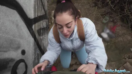 Um estranho lhe oferece dinheiro na rua para que ele veja sua bunda...