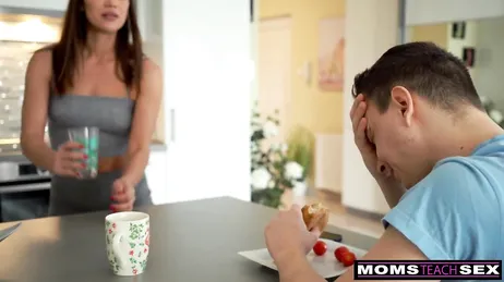 O namorado da minha filha é muito legal, me dou muito bem com ele.