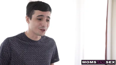 Peguei minha namorada e sua madrasta se beijando e se apalpando!!