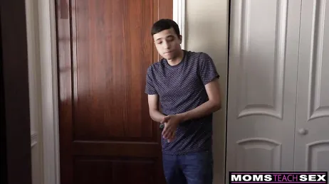Peguei minha namorada e sua madrasta se beijando e se apalpando!!