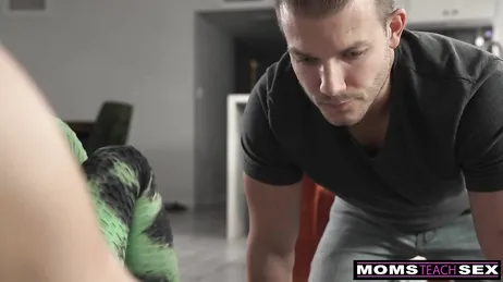 O treinador acaba fazendo sexo com a mãe e a filha