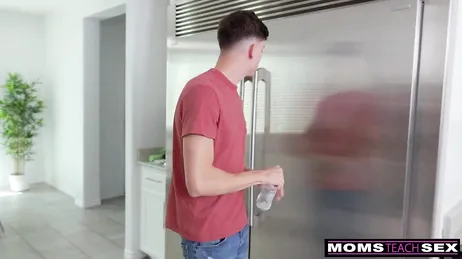 Nunca um jovem deu tanto prazer a esta doce mãe.