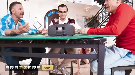 Minha esposa se deita debaixo da mesa para chupar um bom pau