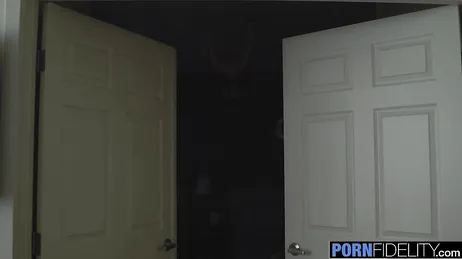 Enquanto ele coloca os dedos em mim eu engulo tudo, droga!!