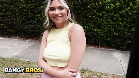 Debutante Kaia Martin zuigt een enorme zwarte lul!!
