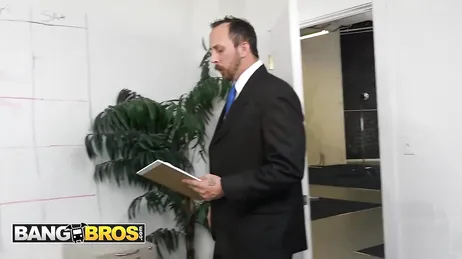 Quase sem perceber, acabo sendo fodida analmente no escritório do meu chefe...