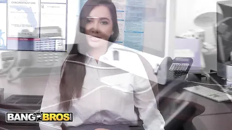 Quase sem perceber, acabo sendo fodida analmente no escritório do meu chefe...