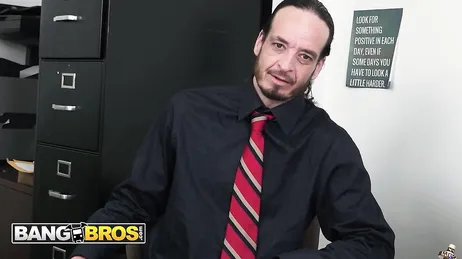 Quase sem perceber, acabo sendo fodida analmente no escritório do meu chefe...