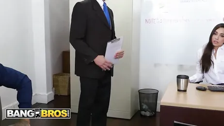 Quase sem perceber, acabo sendo fodida analmente no escritório do meu chefe...