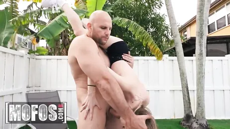 J'adore quand des mecs forts martèlent ma chatte tendre !!