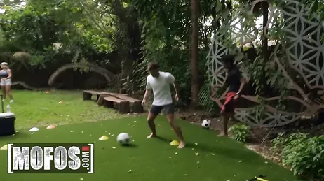 Sexo com a namorada no parque à vista dos amigos