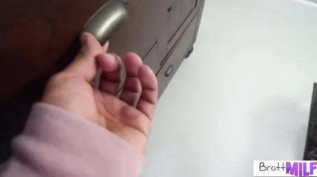Mulher casada e safada surpreende o enteado se masturbando de cueca...!!