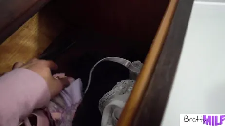 Mulher casada e safada surpreende o enteado se masturbando de cueca...!!