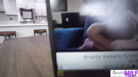 Mulher casada e safada surpreende o enteado se masturbando de cueca...!!
