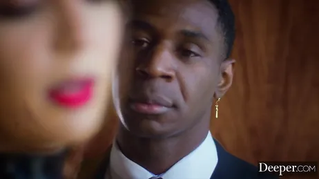 Elle veut baiser un mec noir et son petit ami cocu regarde