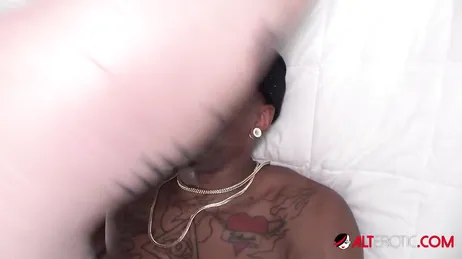 Essa MILF loira tatuada gosta de paus pretos e sexo hardcore