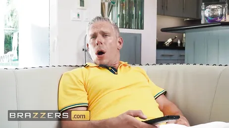 Antes da mamãe chegar eu deixo o namorado dela foder minha buceta