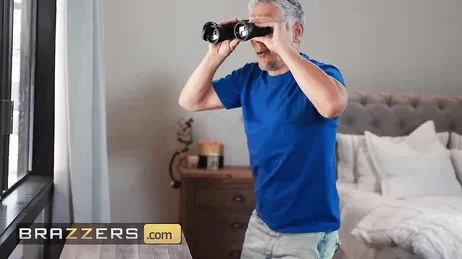 O que você está fazendo espionando seu vizinho? Você é um porco de merda!