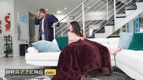 A mãe é sexy até quando abre a porta para o entregador...