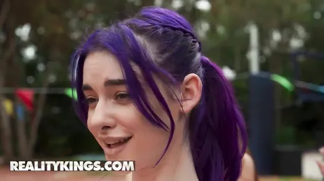 Mi hija no se corta, se la chupa a un chico en público