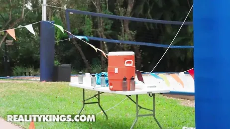 Mi hija no se corta, se la chupa a un chico en público