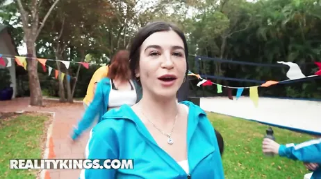 Mi hija no se corta, se la chupa a un chico en público