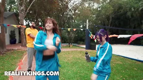 Mi hija no se corta, se la chupa a un chico en público