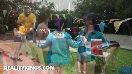 Mi hija no se corta, se la chupa a un chico en público