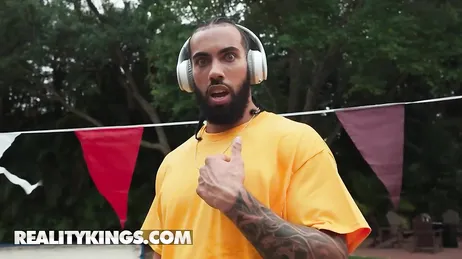 Mi hija no se corta, se la chupa a un chico en público