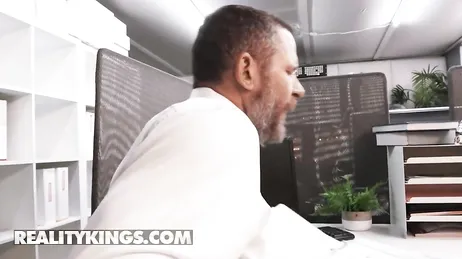 Die Frau meines Chefs zeigt mir ihre frisch rasierte Muschi ...