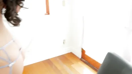 Ele se masturba na frente do amigo até ousar aproximar o pau dele