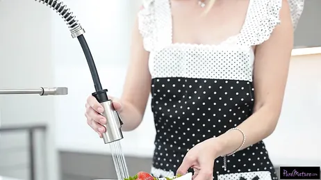 Justo cuando iba a hacer la comida él me quiere comer todo