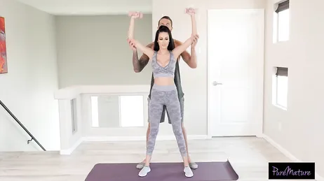 Mama hat gerade ihr Training beendet, jetzt ist es Zeit für eine entspannende Dusche.