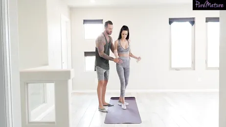 Mama hat gerade ihr Training beendet, jetzt ist es Zeit für eine entspannende Dusche.