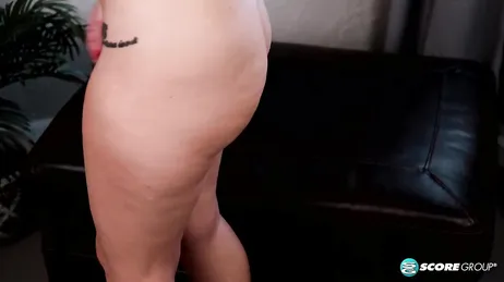 Femme mature aux gros seins accro au cybersexe, quels seins elle a !!