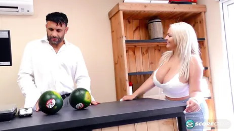 Mulher madura com peitos grandes faz compras vestida muito sexy...
