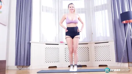 Jag älskar verkligen att titta på mamma göra yoga varje morgon.