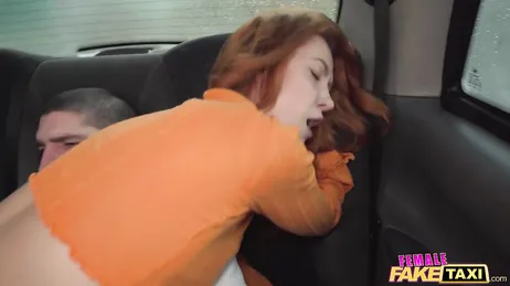 La belle conductrice de taxi rousse n'a aucun mal à séduire certains clients