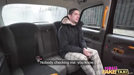 La belle conductrice de taxi rousse n'a aucun mal à séduire certains clients