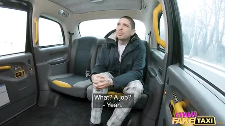 La belle conductrice de taxi rousse n'a aucun mal à séduire certains clients