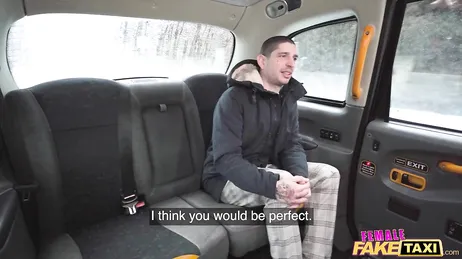 La belle conductrice de taxi rousse n'a aucun mal à séduire certains clients
