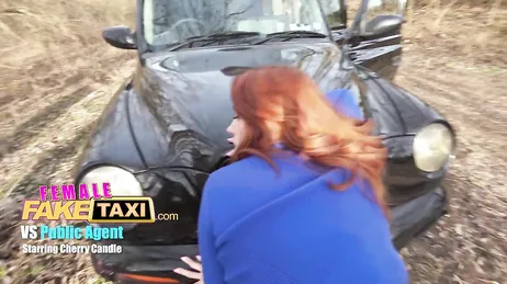Rödhårig taxichaufför stannar bilen för att hon vill knulla mig oavsett vad.