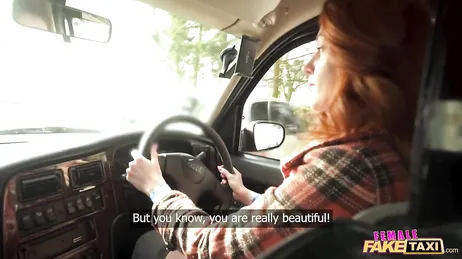 Rödhårig taxichaufför stannar bilen för att hon vill knulla mig oavsett vad.