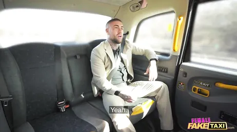 Le chauffeur de taxi arrête la voiture et me dit qu'elle veut me sucer !!