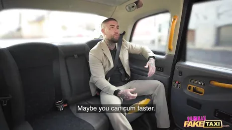 Le chauffeur de taxi arrête la voiture et me dit qu'elle veut me sucer !!
