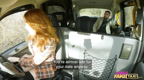 Le chauffeur de taxi arrête la voiture et me dit qu'elle veut me sucer !!